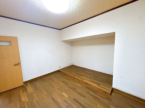 【リフォーム中/洋室】1階東側の洋室を別角度から撮影しました。