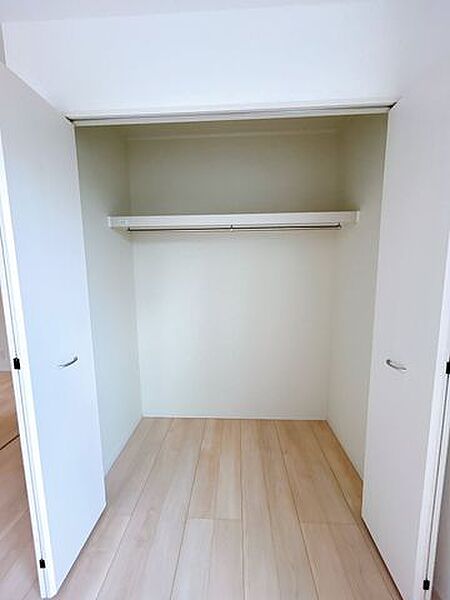 【現況販売/収納】2階洋室約6.5帖部分の収納です。枕棚とハンガーパイプが付いているので、収納しやすいですね。
