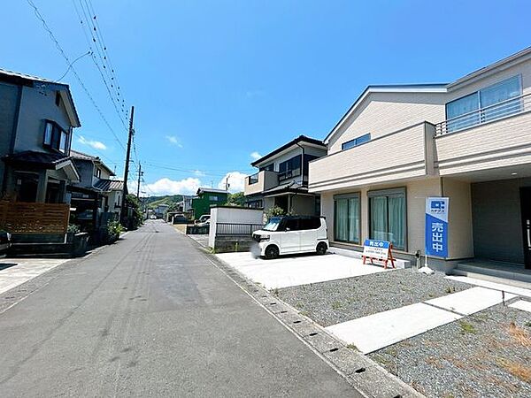 【現況販売/前面道路】幅員約5ｍの道路なので、駐車もラクラクですね。