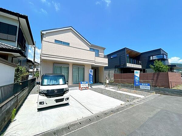 【現況販売/駐車場】並列3台駐車可能です。ゆとりある駐車場なので、車の出し入れもラクラクですね。