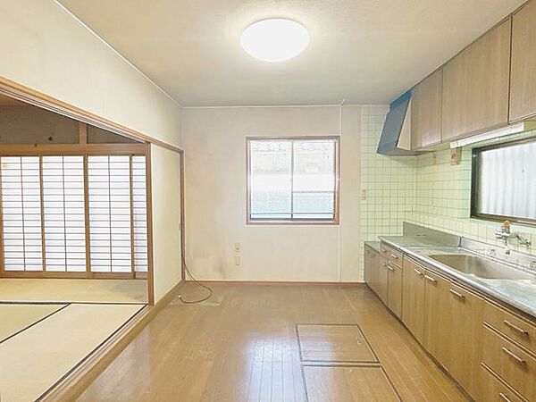 【ダイニング】隣の和室とは続きになっています。