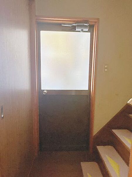 【通用口】1階階段前から駐車場に出ることが出来ます。買い物の荷物の運び入れに便利です。