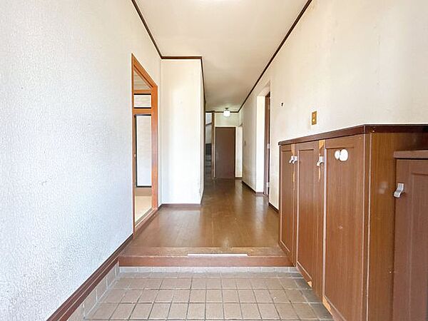 【リフォーム中/玄関ホール】シューズボックスは新品に交換します。ミラー付きの大容量タイプでご家族皆様の靴もすっきり収納できます。
