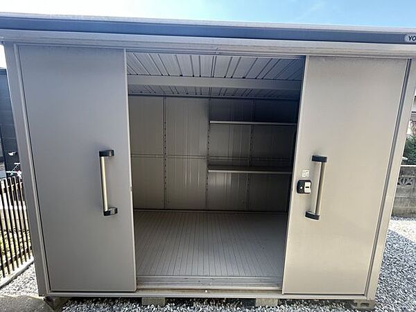 【倉庫】建物北側には倉庫もございます。アウトドア用品や季節物の収納に役立ちそうですね。