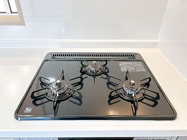 【キッチンコンロ】新品交換したキッチンは3口コンロで同時調理が可能。大きなお鍋を置いても困らない広さです。お手入れ簡単なコンロなのでうっかり吹きこぼしてもお掃除ラクラクです。