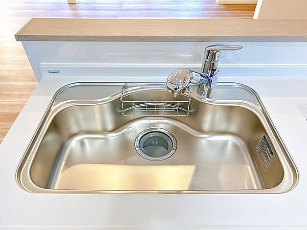 【キッチンシンク】新品交換したキッチンの水栓金具はノズルが伸びてシンクのお手入れもラクラクです。水栓本体には浄水機能が内蔵されていて、おいしいお水をつくります。