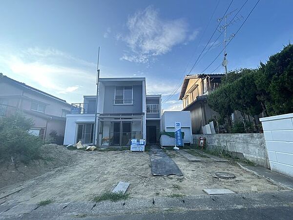 【リフォーム中/外観】（8/23撮影）外壁塗装が完了しました。駐車場も並列3台へ拡張します。綺麗な外観で気持ちよく新生活をスタートできるとともに、購入後のメンテナンス費用も抑えられます。
