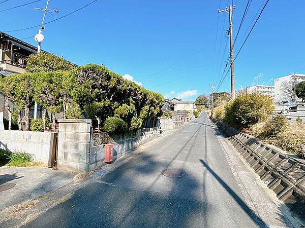 【前面道路】前面道路は車通りも少ないため、落ち着いて駐車が可能です。お子様の飛び出し等にも比較的安心できる住環境です。
