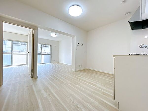 【リフォーム済/LDK】床はフロアタイルで仕上げ、壁・天井はクロスの張替えを行いました。バルコニーに面した明るく開放的なリビングで家族団らんの時間をお過ごしいただけます。