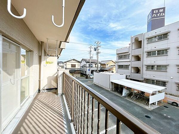 【バルコニー】南側は駐車場となっており、日当たりの良いバルコニーです。LDKと洋室からアクセスでき、洗濯物やお布団もたっぷり干せます。