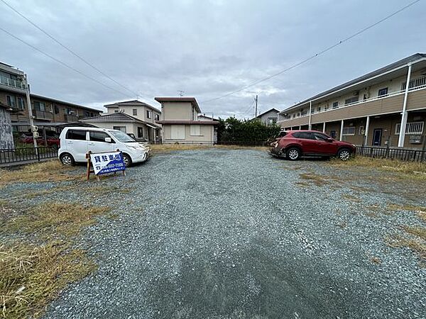 【2台目駐車場】2台目の駐車場もマンションから約130m（徒歩2分）の場所に確保しております。複数台お車をお持ちのご家庭も安心です。月々5500円になります。