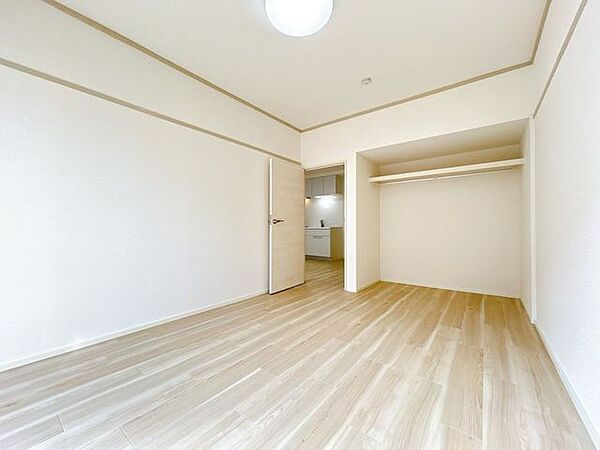 【リフォーム済/約7帖洋室】床はフロアタイルで仕上げ、壁・天井はクロスの張替えを行いました。オープン収納内には枕棚とハンガーパイプを設置しております。