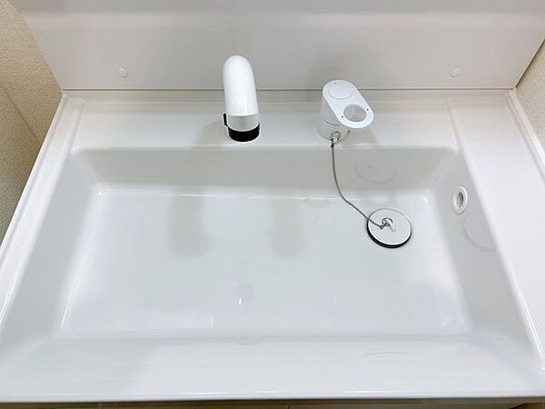 【リフォーム済/洗面台】洗面台の水栓ヘッドは引き出して使えるホース内蔵タイプでお掃除もラクラクです。