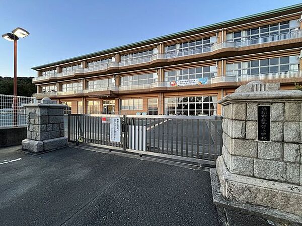 セブンイレブン細江気賀北店 気賀小学校まで約1km。（徒歩約13分） 1200m