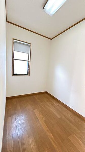【リフォーム前/納戸】壁紙張替え、照明交換、床材としてフロアタイルの上張りを行います。南向きで日当たり良好です。