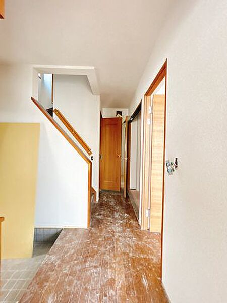 【リフォーム中/1階廊下】壁紙張替え、照明交換、床材としてフロアタイルの上張りを行います。南向きで日当たり良好です。