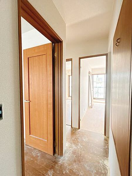 【リフォーム中/2階廊下】壁紙張替え、照明交換、床材としてフロアタイルの上張りを行います。南向きで日当たり良好です。