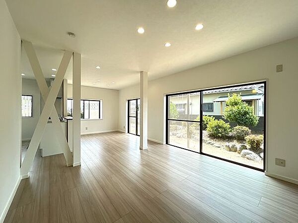 【リフォーム済/リビング】フローリング上張り、クロス張替え、照明交換を行いました。対面キッチンでいつでも家族の顔が見られます。