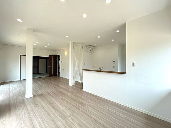 【リフォーム済/リビング別角度】フローリング上張り、建具交換、クロス張替、照明交換を行いました。3つの窓があり、日当たり風通しの良いリビングです。