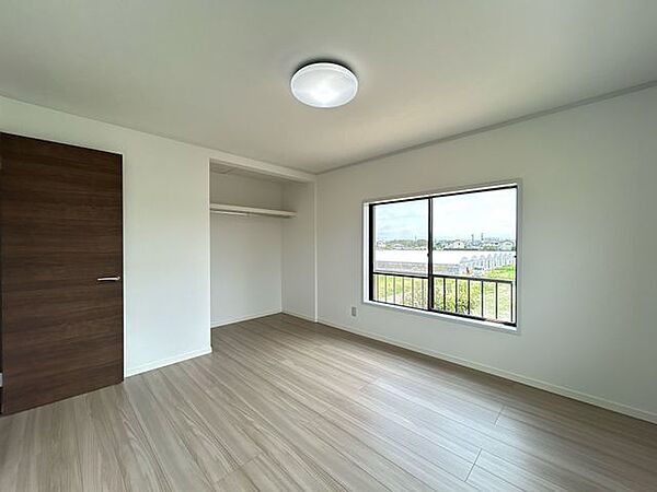 【リフォーム済/2階洋室（東側）】元々和室だったお部屋を洋室へとリフォームしました。クロス張替、フローリング張り、建具交換、照明交換を行っております。