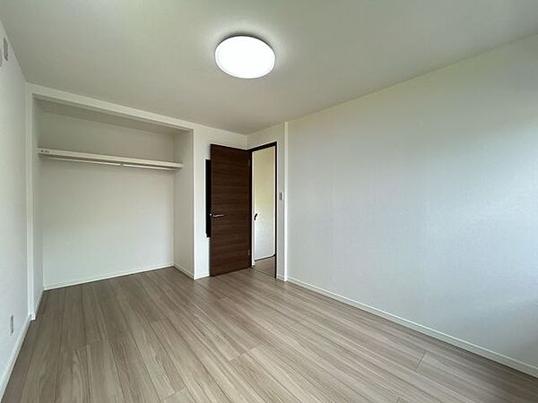 【リフォーム済/2階洋室（西側）】クロス張替、フローリング上張り、建具交換、照明交換を行いました。