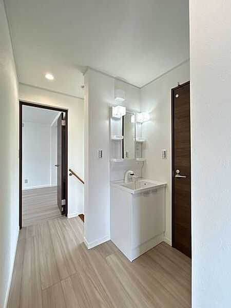 【リフォーム済/2階廊下】クロスの張替え、フローリングの上張り、照明交換を行いました。