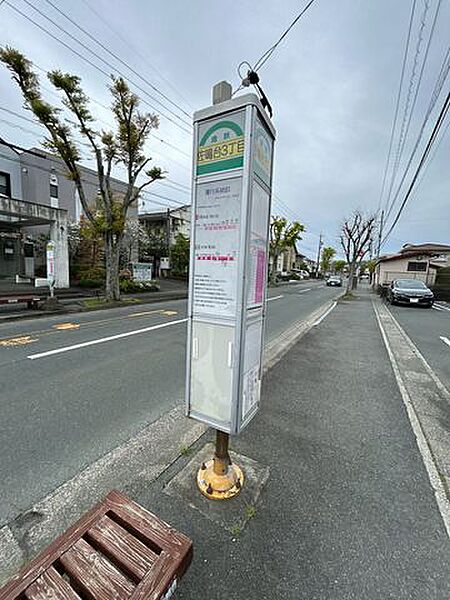 遠鉄バス佐鳴台三丁目バス停まで67ｍ（徒歩1分）
