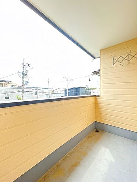 【リフォーム前/バルコニー】バルコニーは防水塗装を行います。軒が出ているため、急な雨でも洗濯物がそこまで塗れずに済むのは嬉しいポイントです。