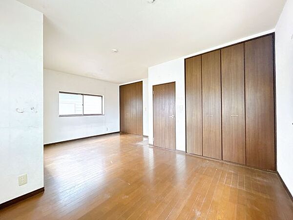 【リフォーム前/2階東側洋室6帖別角度】フロアタイル上張り、クロス張替、照明交換を行います。こちらの洋室もクローゼット付きとなっております。