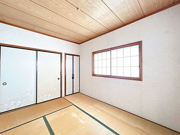 【リフォーム前/2階北側洋室別角度】現在和室ですが、洋室へと変更を行います。押入部分はオープン収納へとリフォームいたします。収納力の高いお部屋です。