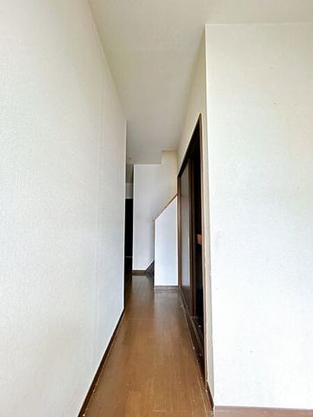【リフォーム前/1階廊下】廊下はフロアタイル上張り、クロス張替、照明交換を行います。照明はダウンライトを設置予定。すっきりした印象となります。