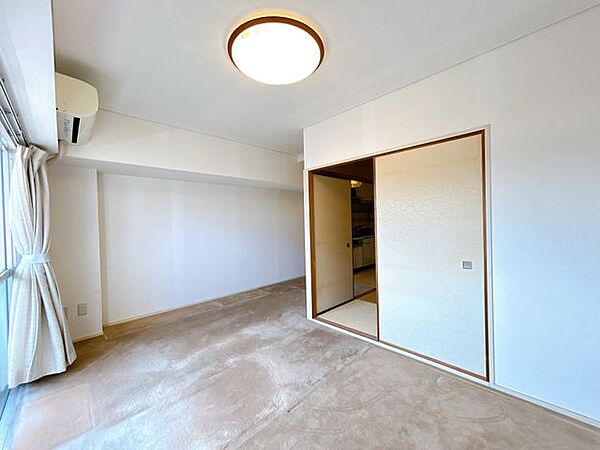 【リフォーム前／リビング】フローリングの上張り、クロスの張替え、照明交換を行います。明るく開放感のある、快適な住空間へとリフォームします。