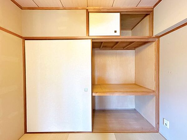 【和室→洋室　収納】枕棚とハンガーパイプを設置し、折れ戸付きの収納スペースに仕上げます。衣類はもちろん、バッグや季節ものなどもたっぷり収納できます。