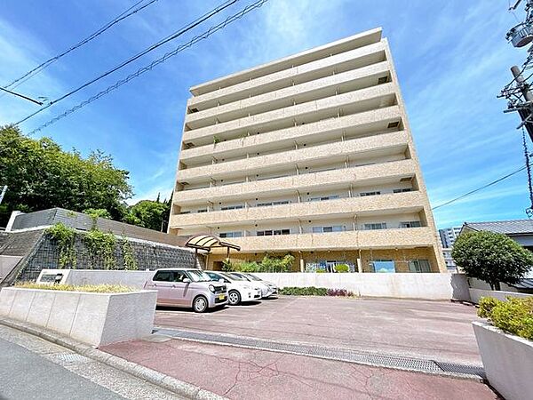 【外観】遠州鉄道「遠州病院」駅まで徒歩9分、JR「浜松駅」まで徒歩18分の好立地。浜松市役所へも徒歩5分と利便性の高い住環境です。敷地外駐車場は徒歩約2分の場所に2台分を確保しています。