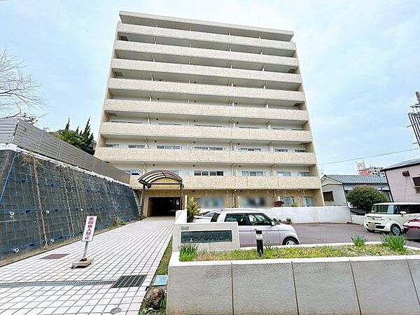 【外観】別角度　大切なペットと暮らせるマンションです。猫・小型犬の飼育が可能です。
