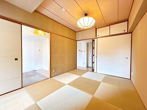 【和室→洋室】リビングに隣接する和室は洋室へと変更し、寝室としても利用できる空間へリフォームします。建具交換、照明交換を行い、明るく快適なお部屋に仕上げます。