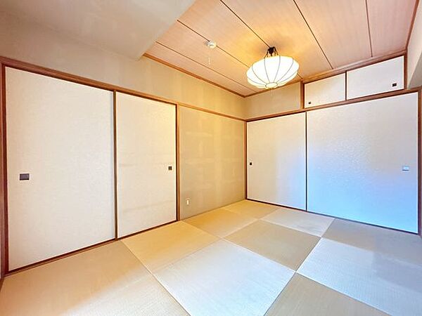 【和室→洋室】リビングに隣接する和室は洋室へと変更し、寝室としても利用できる空間へリフォームします。建具交換、照明交換を行い、明るく快適なお部屋に仕上げます。