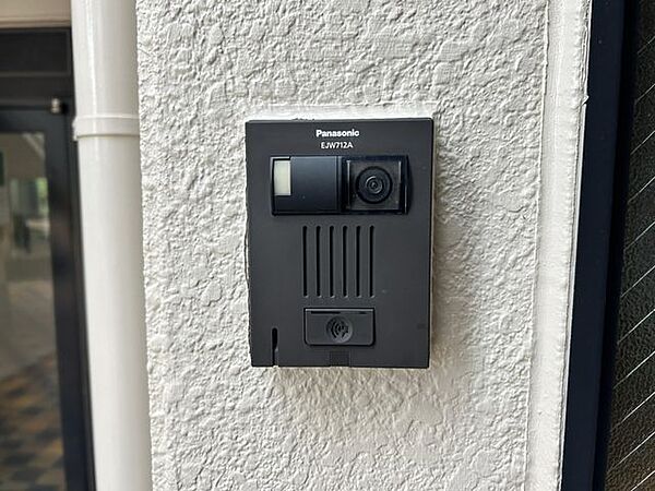 【インターホン】玄関前のインターホンです。来訪者を映像で確認できるモニター付きインターホン。