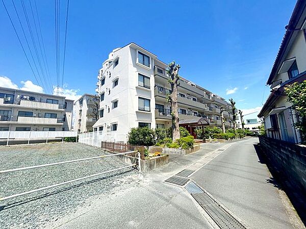 【外観別角度】スーパー、コンビニが徒歩圏内にあり、周辺環境も整った暮らしやすい立地です。