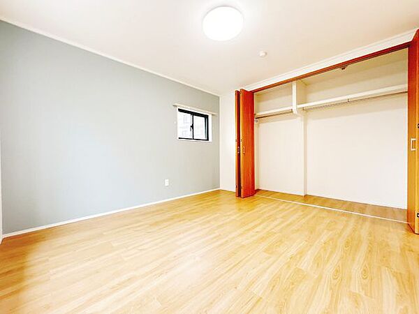 【洋室8帖】令和5年に床材張替、クロス張替、建具交換を実施しております。南側に掃き出し窓があり、明るい日差しが差し込むお部屋となっております。