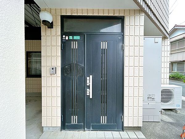 【玄関外観】玄関鍵の交換を行います。