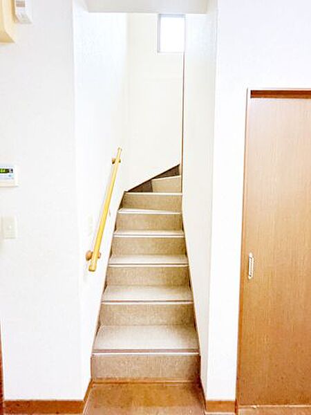 【階段】階段はクッションフロア上張り、クロス張替を行います。照明も新たにダウンライトを設置します。