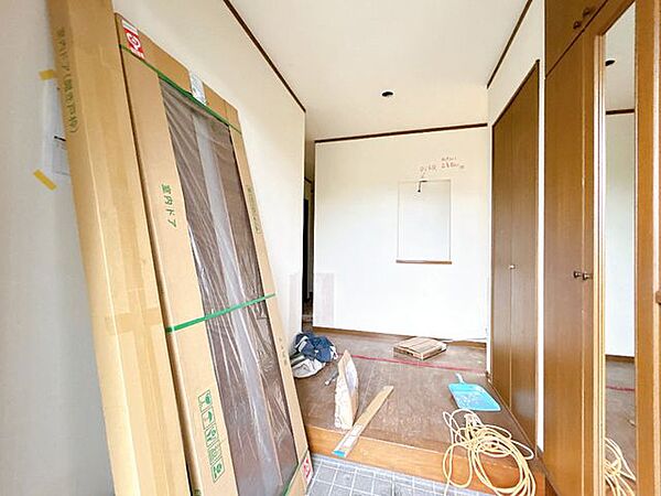 【リフォーム中／玄関内観】収納力のあるシューズボックス付きで、ご家族の靴もすっきり収納可能。玄関タイルはクリーニングを実施し、清潔感のある玄関へリフレッシュします。
