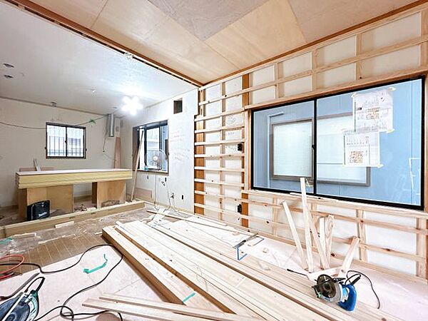 【リフォーム中／1階和室→リビング】別角度　フロアタイル仕上げに変更し、リビングと一体感のある空間へ生まれ変わります。