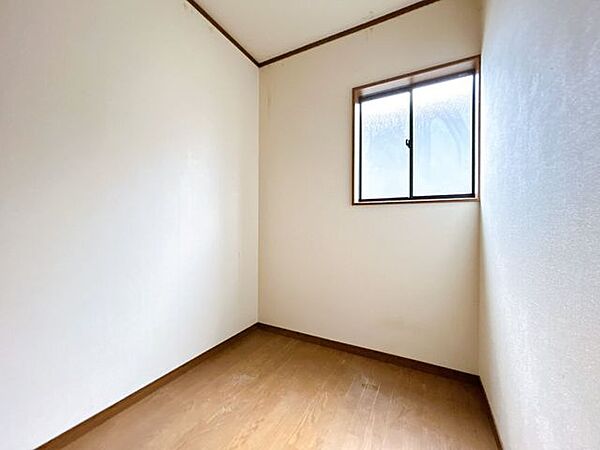 【リフォーム中／2階納戸】2階にはゆとりある納戸を完備。フロアタイル上張り、クロス張替え、照明交換を実施し、季節用品やアウトドア用品、趣味の道具などをすっきり収納できる便利な空間へリフォームします。