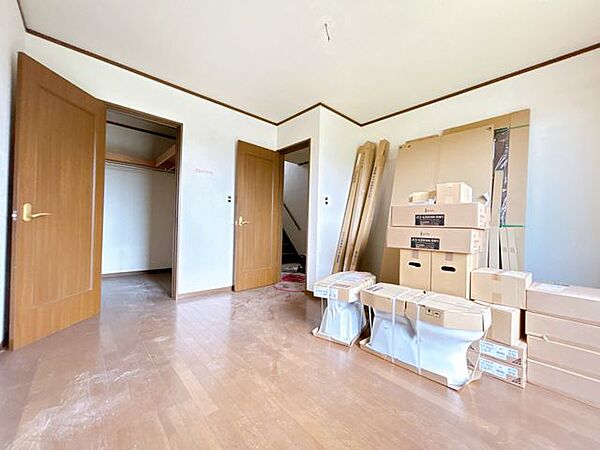 【リフォーム中／1階洋室】フロアタイル上張り、クロスの張替えを実施します。大きなウォークインクローゼット付きで収納力が高く、主寝室としてもおすすめの洋室です。