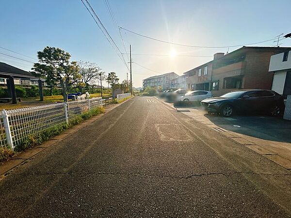 【前面道路】前面道路は幅員約6ｍとゆとりがあり、お車の出し入れもスムーズです。目の前には公園があり、お子様の遊び場としても便利な住環境。交通量も比較的少なく、落ち着いた暮らしを実現できます。