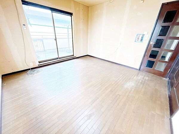 【リフォーム前/2階洋室8帖】フロアタイル上張り、クロス張替、照明交換を行います。
