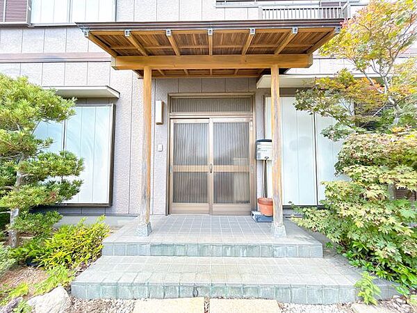【リフォーム予定／玄関外観】住まいの顔となる玄関には、風格を感じさせる立派なひさしを設けています。どこか懐かしさを感じる趣のある佇まいが魅力。玄関の鍵交換も行い、安心して新生活をスタートできます。