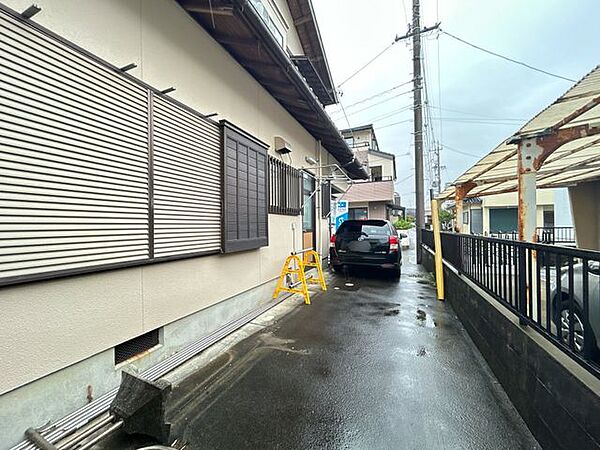 南東側駐車場は普通車が縦列で2台停まります。